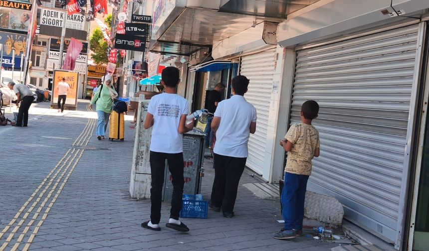 IĞDIR'DA YAZ TATİLİ MESAİSİ: HARÇLIKLARINI ÇIKARMAK İÇİN SOKAKTALAR