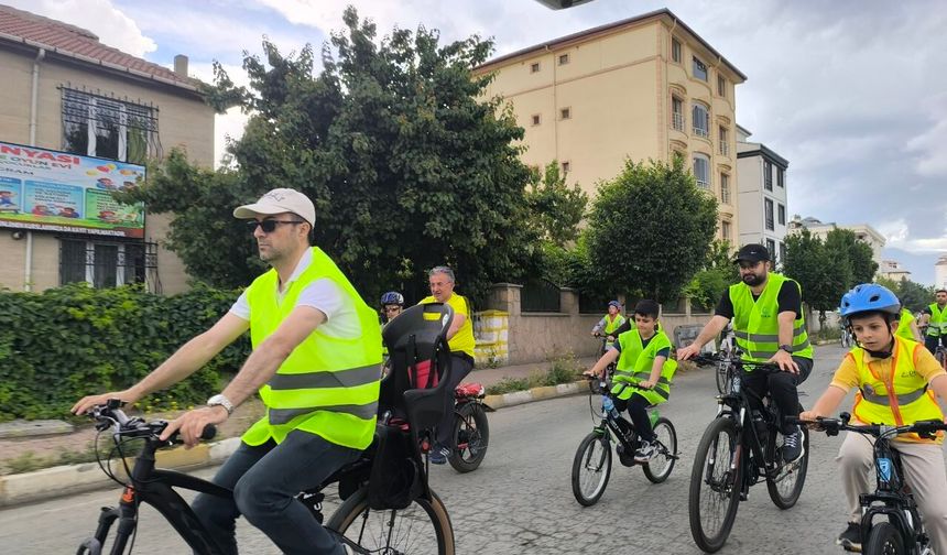 Iğdır’da Sağlık İçin Pedalladılar: Yeşilay’ın Bisiklet Turuna Yoğun İlgi!
