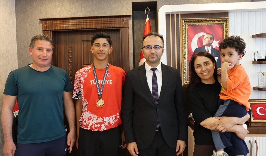 Yürüyüşte Büyük Gurur: Muhammet Can Kızılkurt’tan Altın Madalya!