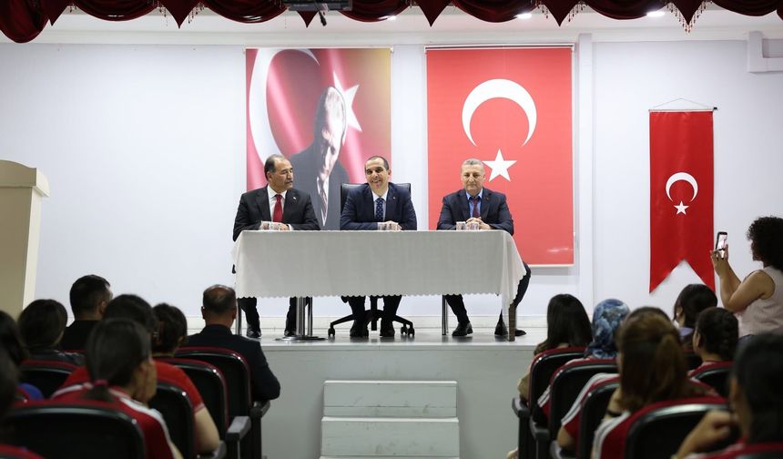 VALİ TAŞOLAR’DAN BESTİ AYDENİZ KIZ MESLEKİ VE TEKNİK ANADOLU LİSESİNE ZİYARET