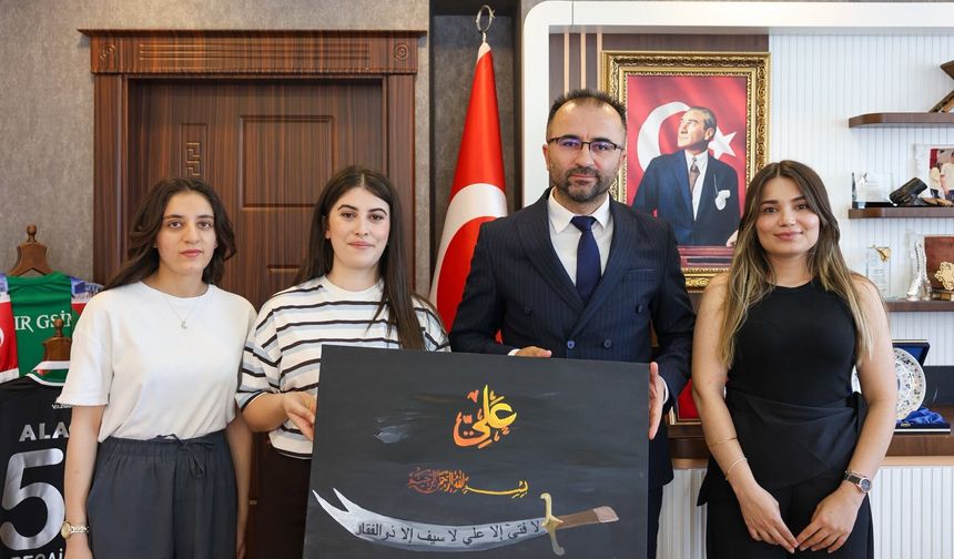 KYK’lı Gençlerden İl Müdürü Şahin’e Anlamlı Zülfikar Tablosu