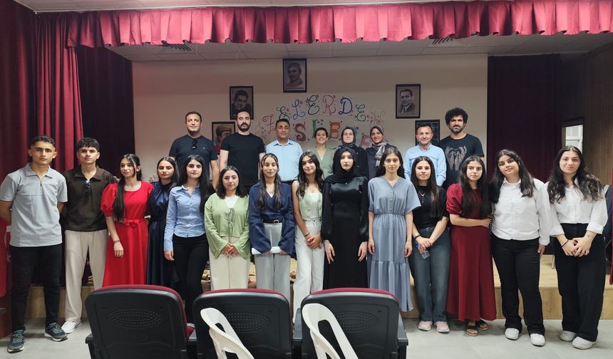 Atatürk Anadolu Lisesinde Muhteşem Yıl Sonu Etkinliği: “Dizelerden Seslere”
