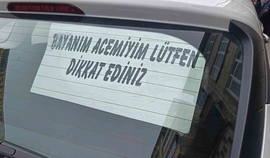 Acemi sürücünün arka cam yazısı dikkat çekti