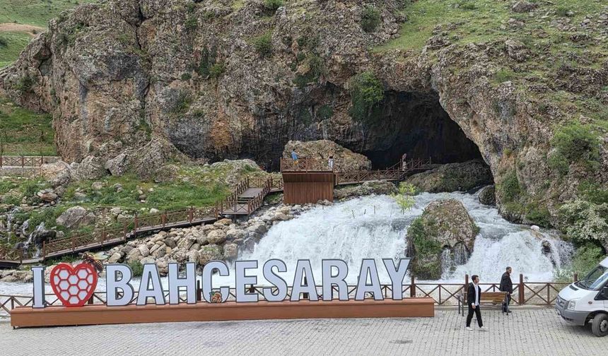 Bahçesaray'da mağaradan çıkan doğal su kaynağı ilgi odağı oldu