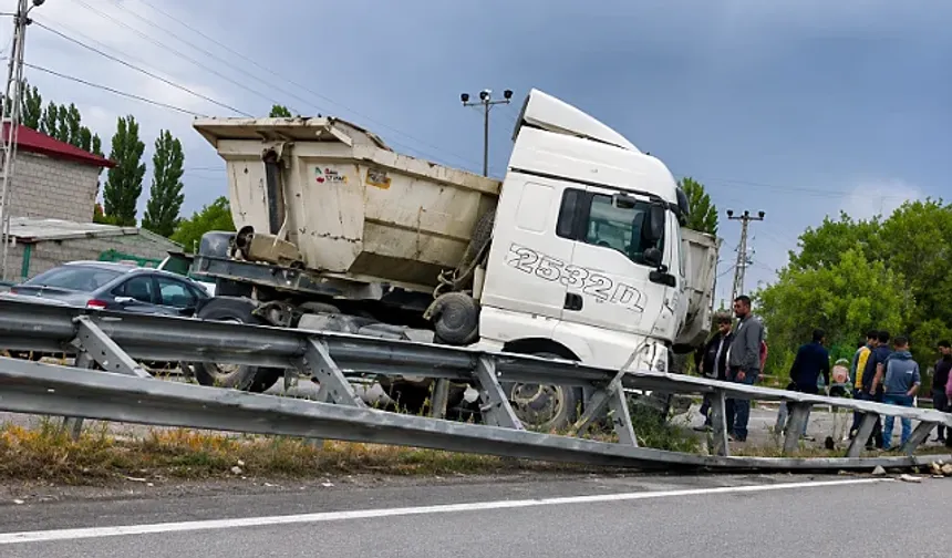 Iğdır'da Kaza: İneğe Çarpmamak İçin Bariyerlere Girdi