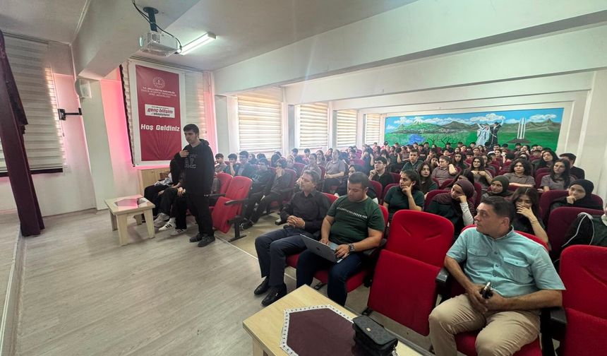 DİJİTAL İNSAN VE GÜVENLİ DİJİTAL KULLANIMI KONULU SÖYLEŞİ YAPILDI