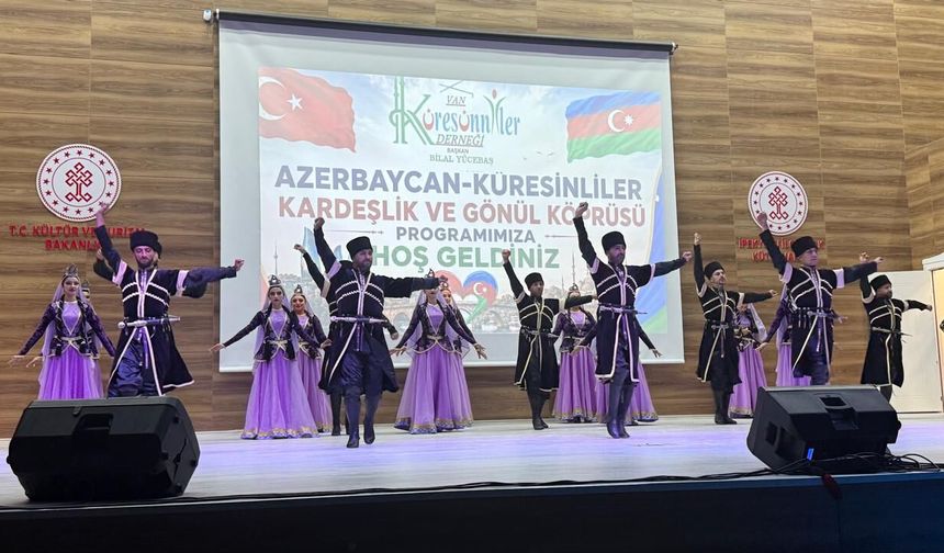 VAN’DA AZERBAYCAN RÜZGâRI: MİLLİ KURTULUŞ GÜNÜ COŞKUYLA KUTLANDI!