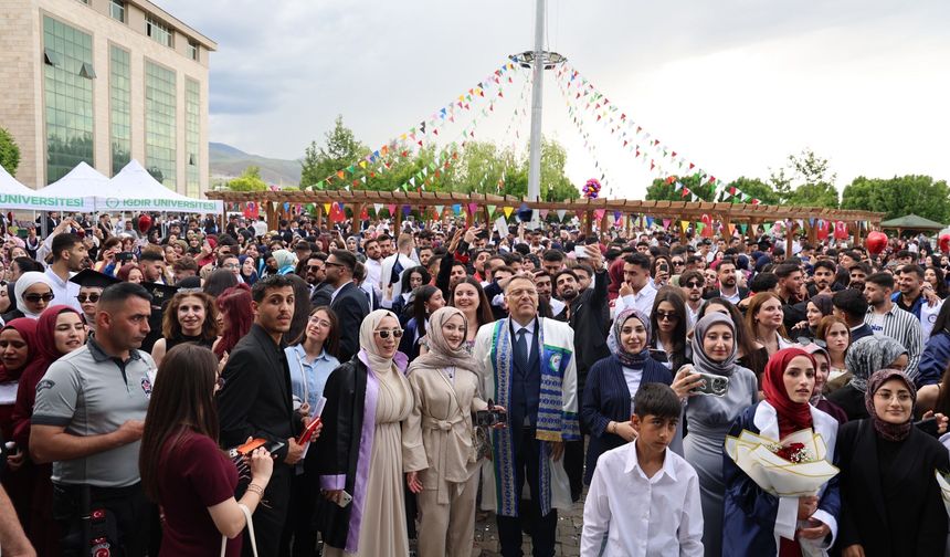 Iğdır Üniversitesi Mezuniyet Töreninde Büyük Coşku