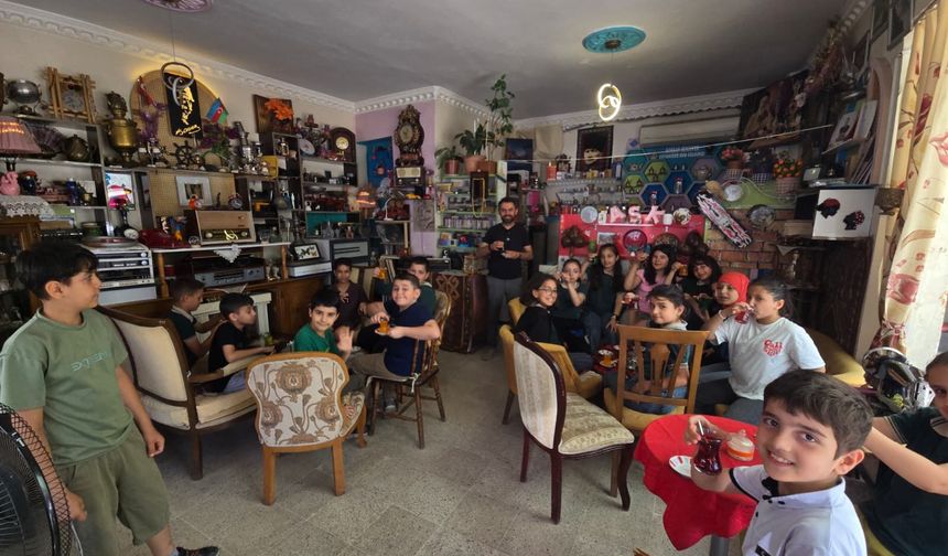 Minik Öğrencilerden Nostaljik Çay Kahvesine Anlamlı Ziyaret