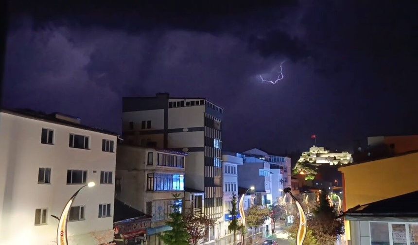 Geceyi gündüze çeviren şimşekler: Kars semalarında nefes kesen ışık gösterisi