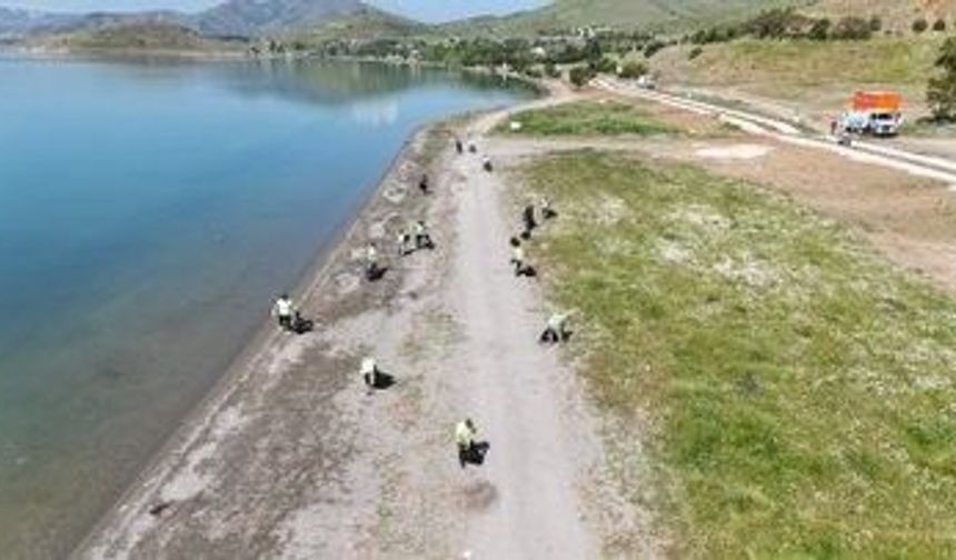 Hazar’da temizlik 12 ton atık toplandı