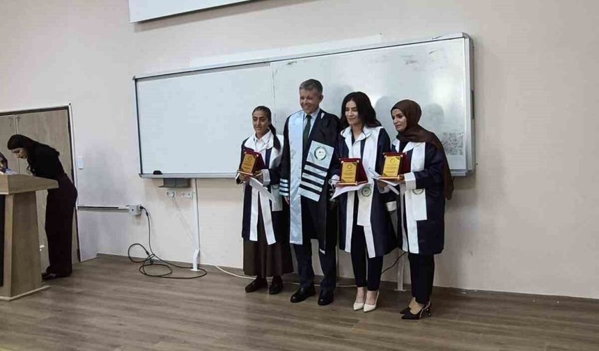 Iğdır Üniversitesi, Türk Dili ve Edebiyatı bölümü mezunlarını plaket ve belgelerle uğurladı