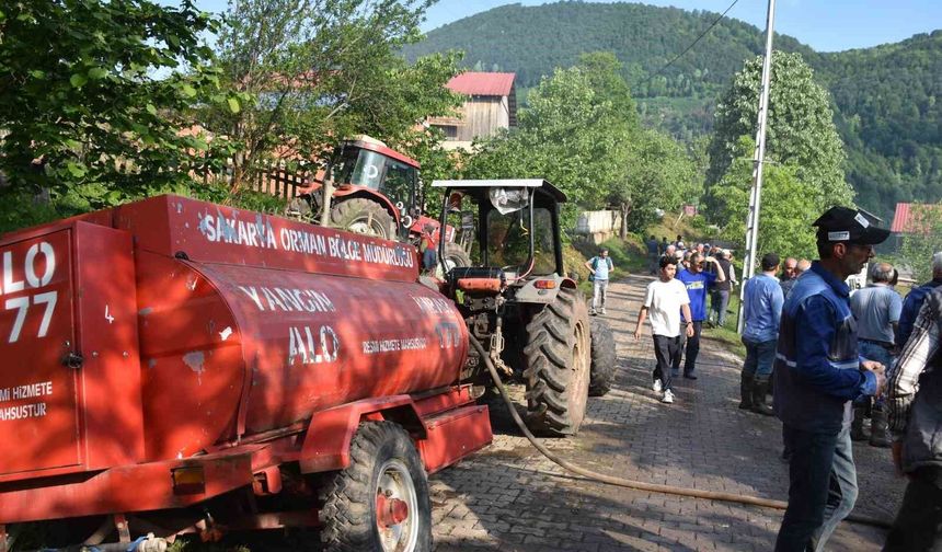 İki katlı evde çıkan yangına vatandaşın su tankeri ile müdahalesi