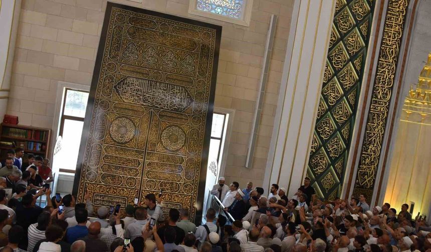 Kabe'nin kapı örtüsü Millet Cami ve Külliyesi'nde sergileniyor