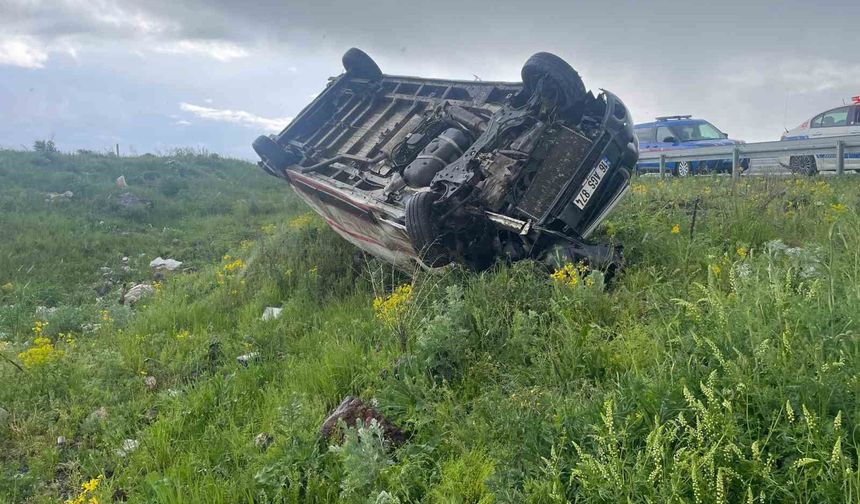 Kars'ta ticari araç şarampole devrildi: 1 yaralı