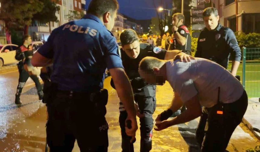 Kızını rahatsız eden gencin kulağını kesti: Genci kurtaran polis elinden yaralandı