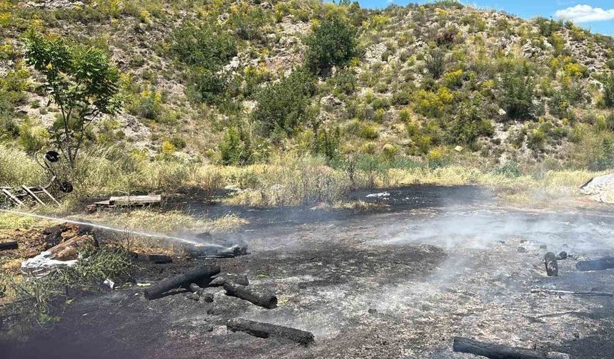 Ormanlık alana düşen yıldırım yangına neden oldu