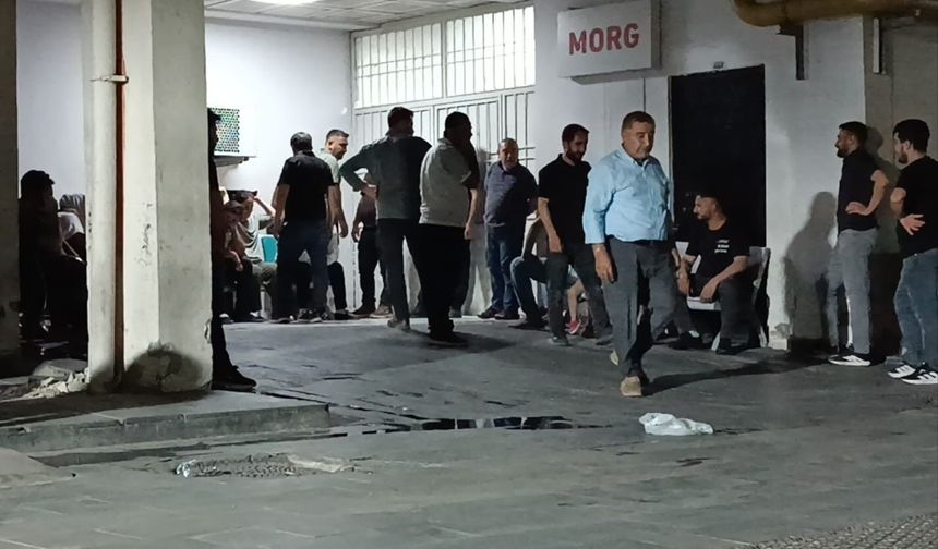 Otomobilin camından sarkan 19 yaşındaki genç hayatını kaybetti