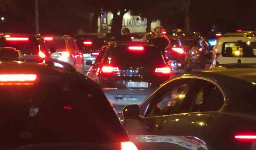Trafik kurallarını hiçe sayarak camdan sarkan genç polis denetimine takıldı