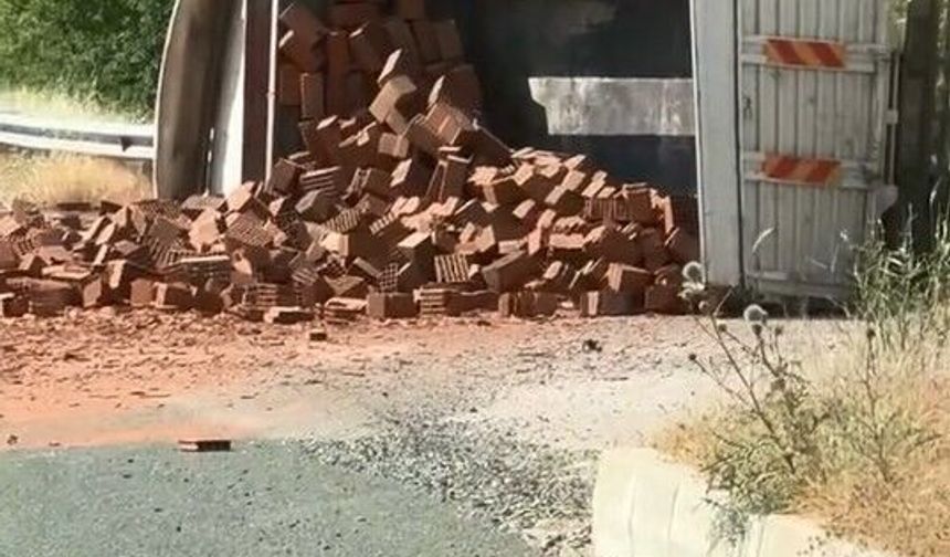 Tuğla yüklü kamyon devrildi: 1 yaralı