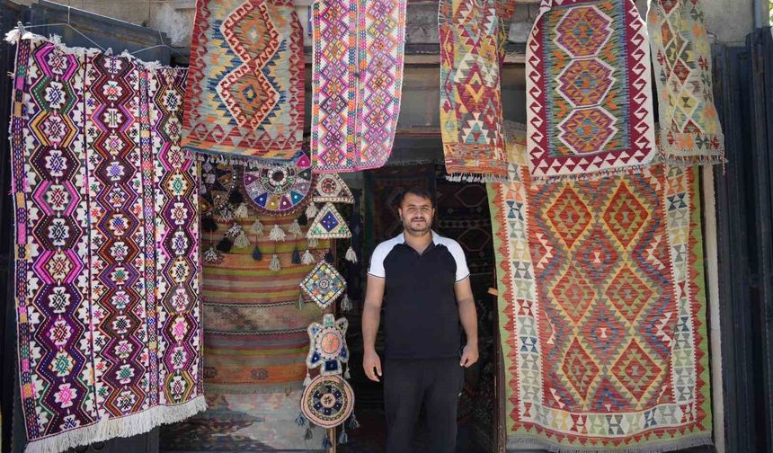 Yörük köylerinden topladığı halı ve kilimleri satarak geçmişi geleceğe taşıyor