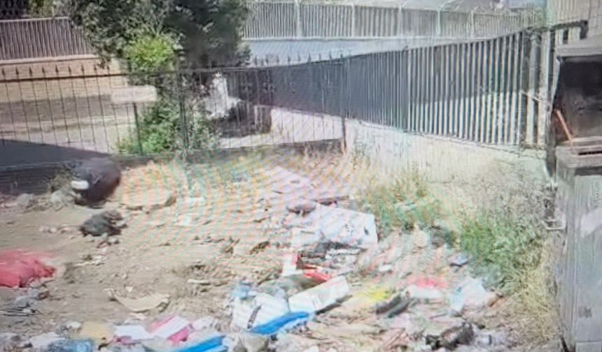 Iğdır'da Okul Girişinde Çöp ve Kanalizasyon Tepkisi