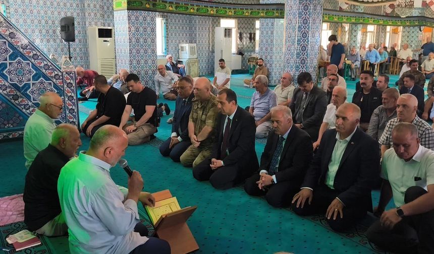IĞDIR’DA 15 TEMMUZ HAZIRLIĞI: CADDE VE SOKAKLAR BAYRAKLARLA DONATILDI, ŞEHİTLER İÇİN MEVLİD OKUTULDU