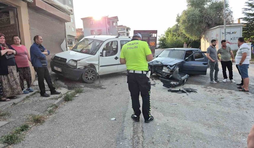2 Araç kafa kafaya çarpıştı, faciadan dönüldü