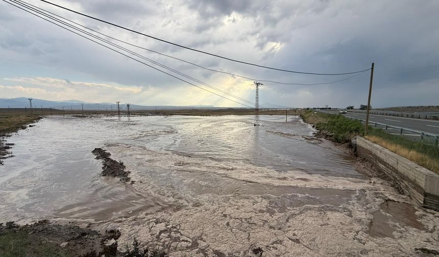 SAĞNAK YAĞMUR SELE DÖNDÜ