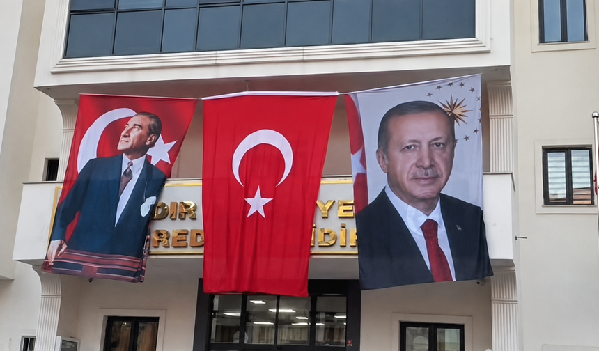 Iğdır Belediyesine Atatürk, Türk Bayrağı ve Cumhurbaşkanı Erdoğan’ın Posteri Asıldı