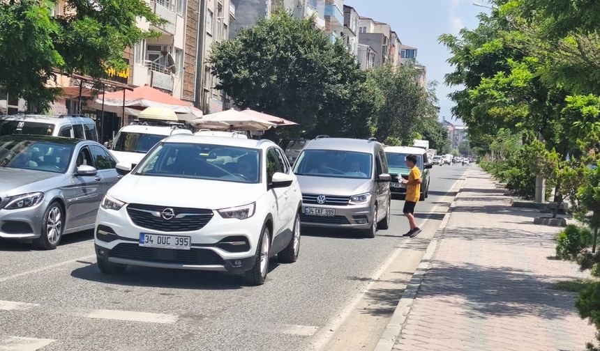 Iğdır’da Trafikte Tehlikeli Mesai: Kırmızı Işıkta Su Satan Çocukların Sayısı Artıyor!