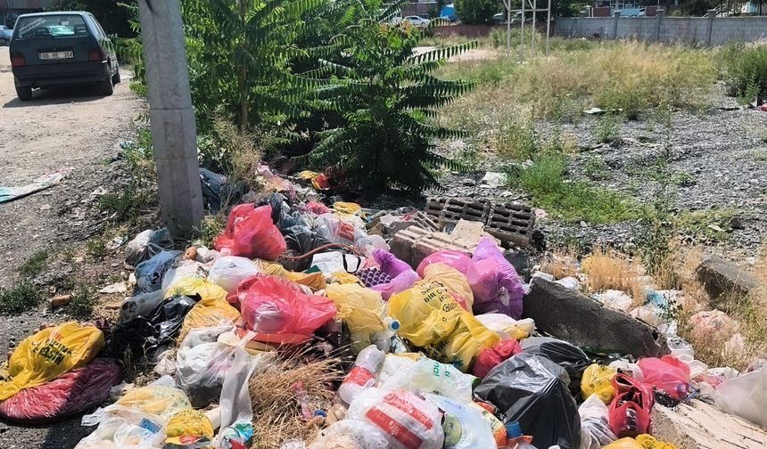 IĞDIR’DA ÇEVRE KİRLİLİĞİ ALARMI: OKUL ARKASINDAKİ SOKAK ÇÖPLÜĞE DÖNDÜ!