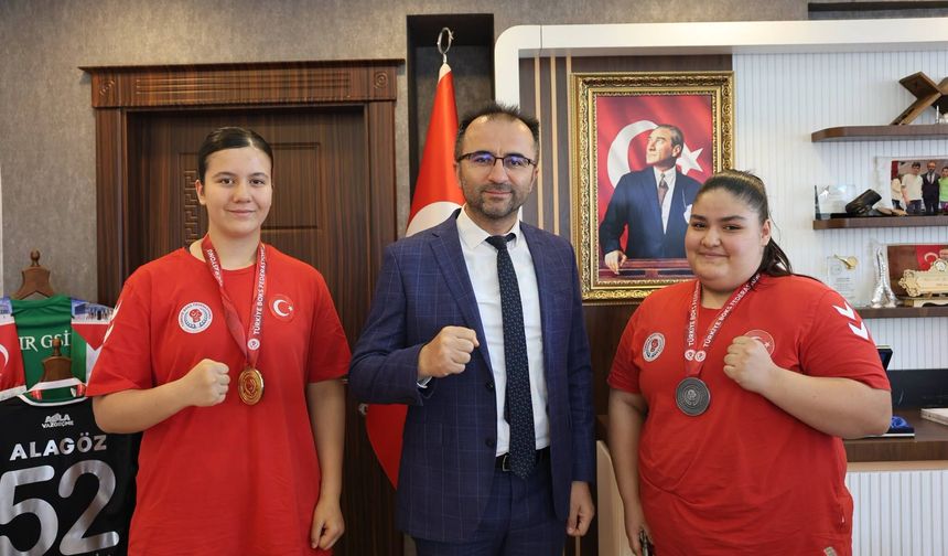 IĞDIRLI BOKSÖRLERDEN BÜYÜK GURUR: TÜRKİYE ŞAMPİYONLUĞU VE İKİNCİLİĞİ IĞDIR’A GELDİ