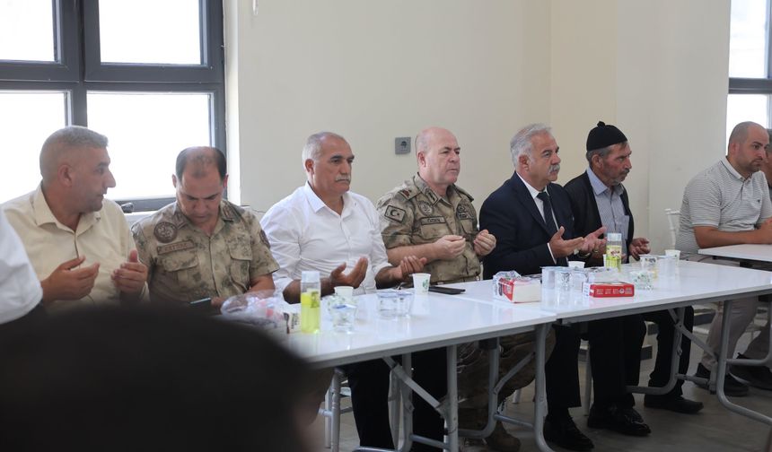 IĞDIR PROTOKOLÜNDEN ŞEHİT BABASI AHMET AKDENİZ’E SON GÖREV: TAZİYE ZİYARETİ GERÇEKLEŞTİRİLDİ