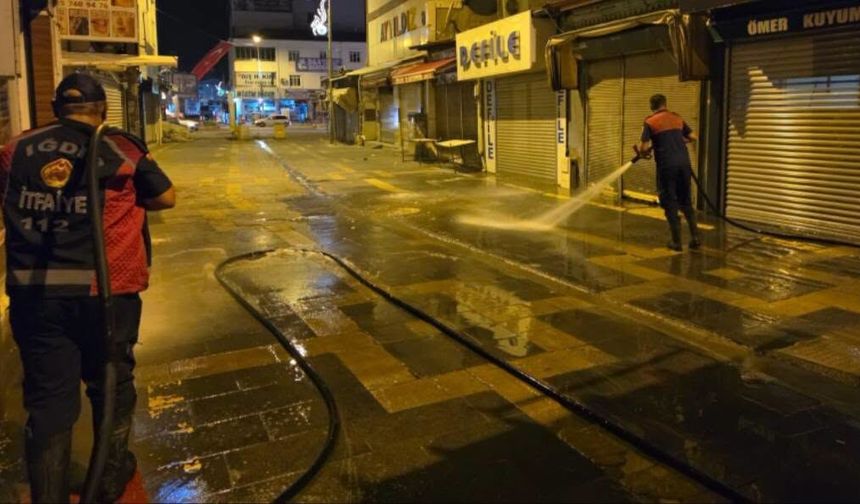 IĞDIR BELEDİYESİNDEN GECE MESAİSİ: CADDELER PIRIL PIRIL YIKANDI