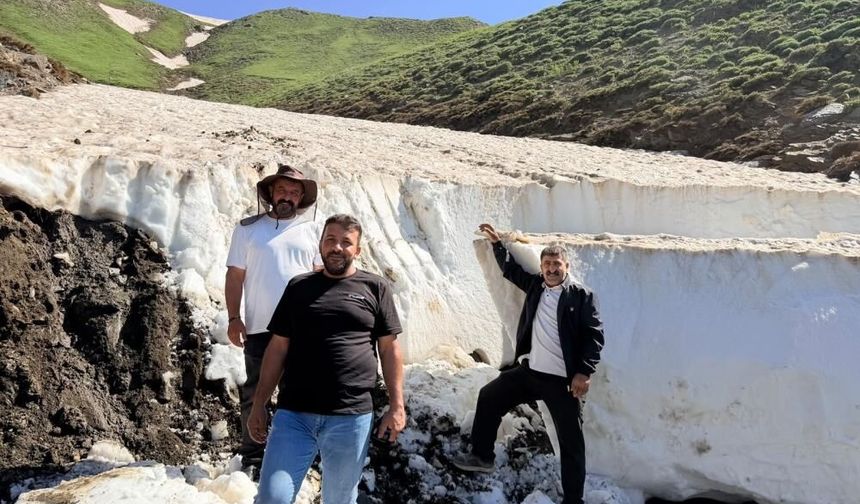Berivanlar için karla mücadele: 3 bin 300 rakımlı mezra yolunda zorlu mesai