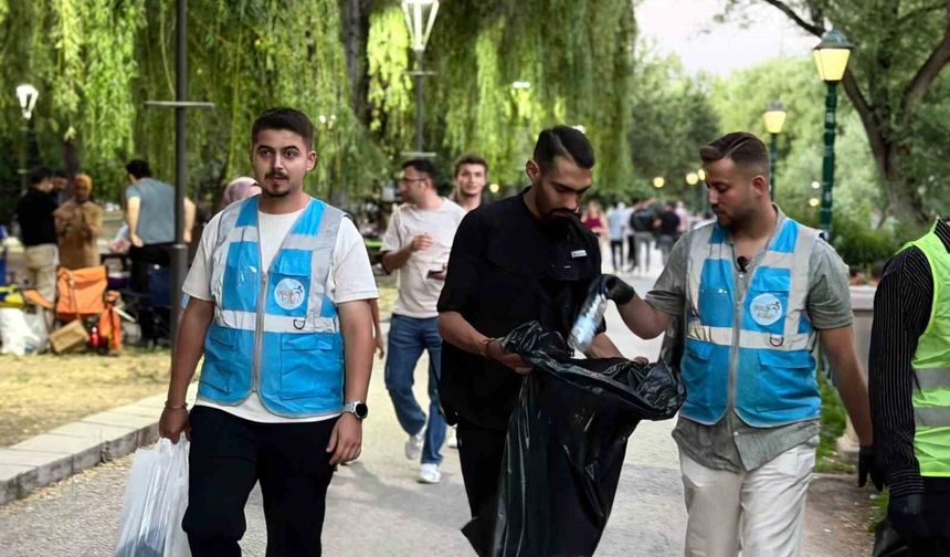 AK Gençlerin Kanlıkavak'ta temizlik mesaisi
