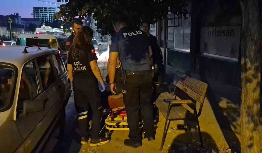 Alkol alıp bayılan şahıstan yardım etmeye çalışan ekiplere tepki: 'Sen beni tanıyor musun?'