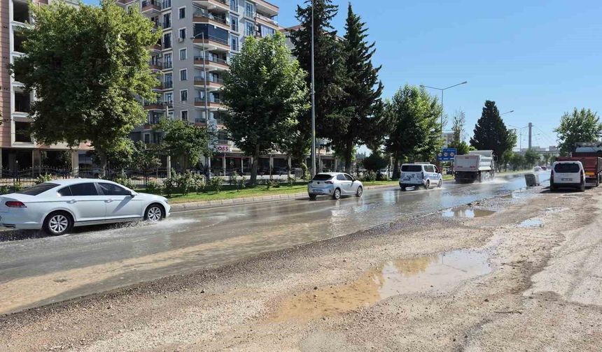 Ana şebeke borusu patladı, yol göle döndü