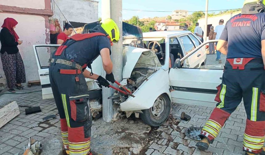Balıkesir'de elektrik direğine çarpan araçta iki kişi yaralandı