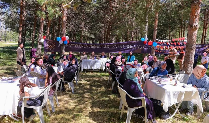 Bayburt'ta Koruyucu aileler ve çocuklar piknikte buluştu