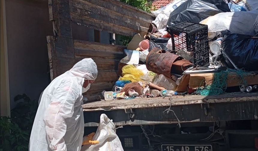 Burdur'da kötü kokunun kaynağı çöp ev çıktı: 3 kamyon atık çıkarıldı