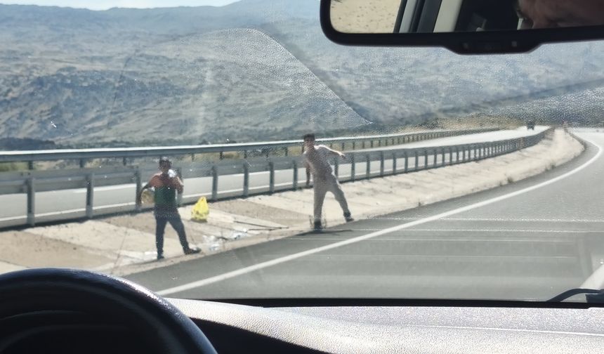 Iğdır’da Uluslararası Karayolunda Tehlikeli Görüntü: Çocuklar Araçların Önüne Atlayarak Su Satıyor