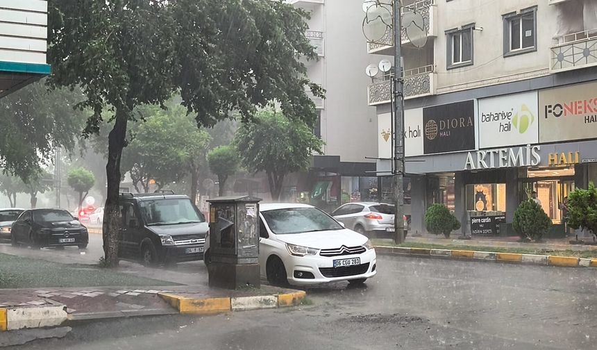 IĞDIR’DA ANİDEN BASTIRAN FIRTINA VE SAĞANAK YAĞIŞ HAYATI OLUMSUZ ETKİLEDİ