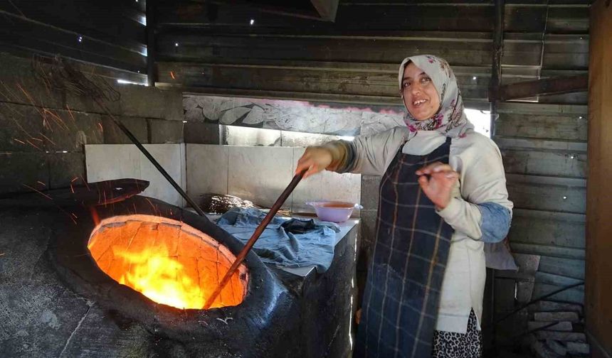 Ekmek parasını kavurucu sıcakta tandır ateşinin içinden çıkaran kadınlar sıcağa dayanabilmek için litrelerce su tüketiyorlar
