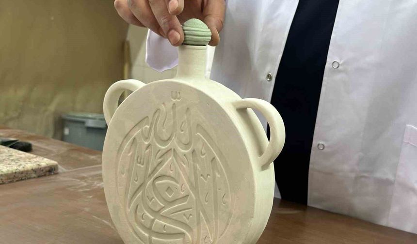 El ile şekillendirilen seramiğin fırından çıkıp son halini alması 1 hafta sürüyor