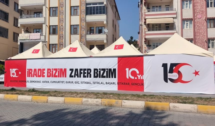 15 TEMMUZ ANMA ÇADIRI DUALARLA AÇILDI: O GECE FOTOĞRAFLARLA YENİDEN HAFIZALARDA CANLANDI