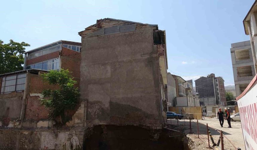 Göçük sonrası apartman mühürlendi