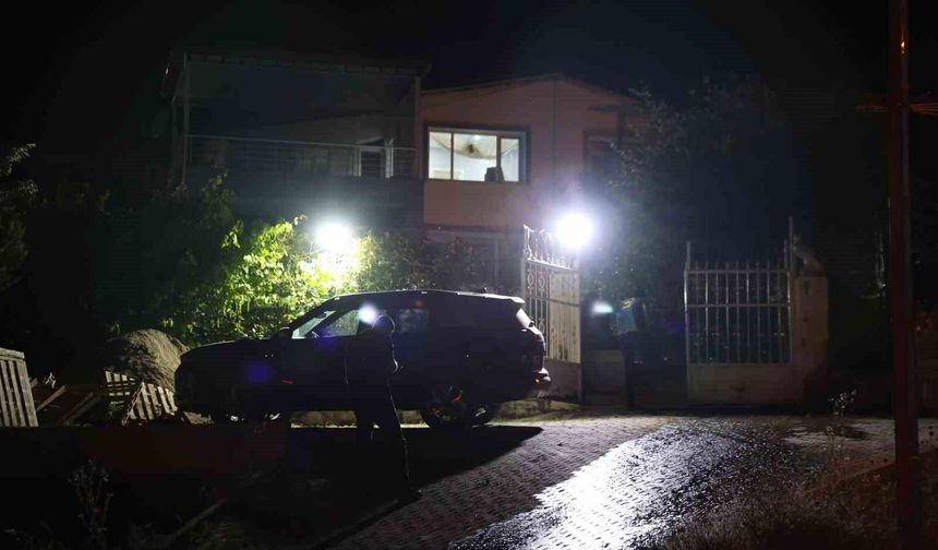 Husumetlilerinin bulunduğu eve kurşun yağdırdılar: 4 yaralı
