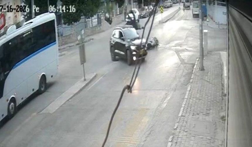 İzmir'de otomobilin motosiklete çarpıp kaçtığı kaza kameraya yansıdı